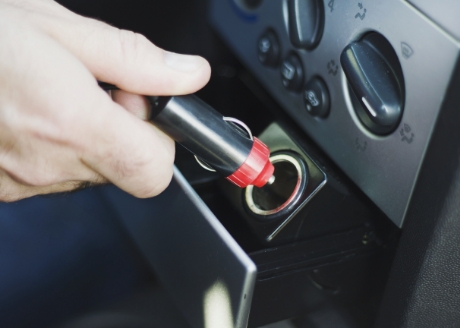 Zasilanie za pomocą gniazda zapalniczki samochodowej