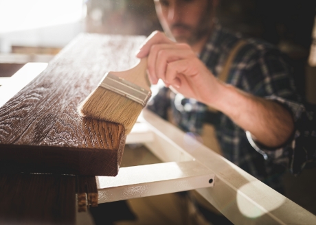 Redukuje chłonność drewna