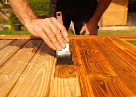 Zachowuje rysunek drewna