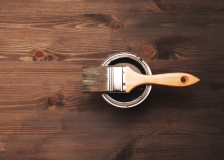 bardzo dobrze penetruje drewno