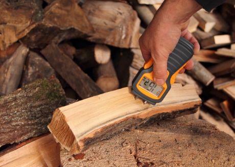 Reguluje wilgotność drewna