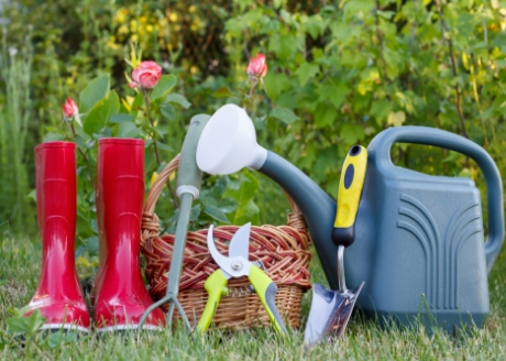 Stolik z funkcją przechowywania