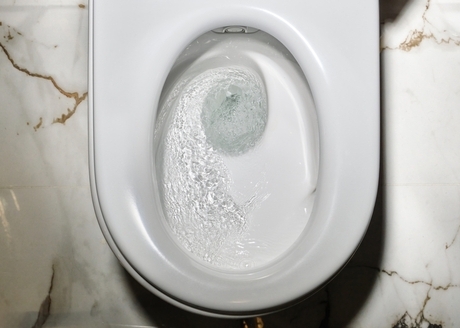 Boczne podłączenie spłuczki