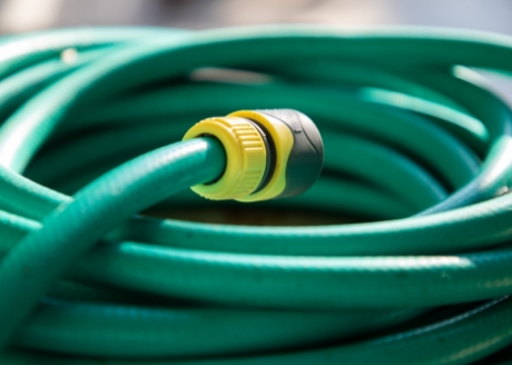 Zintegrowany zawór spustowy z adapterem węża ogrodowego