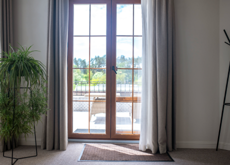 Subtelna dekoracja okna