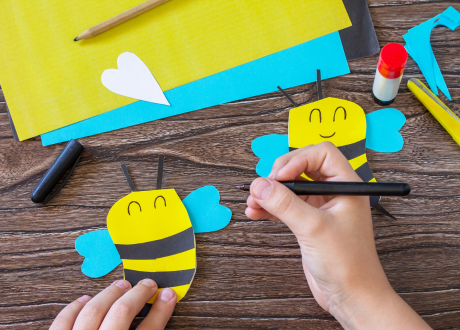 Kolorowy design z motywem pszczółki